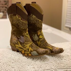 Rockwell Tharp boots